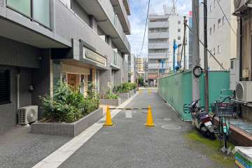 敷地の南西側前面道路（北西側から）