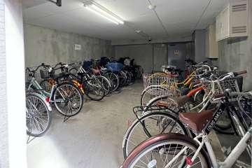 屋内に設けられた駐輪場