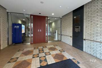 エントランスはオートロック付きです。