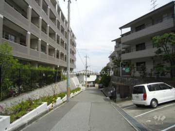 マンションの敷地南西側の前面道路