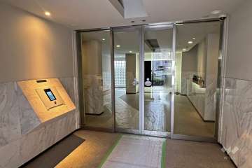 エントランスはオートロック付きです。