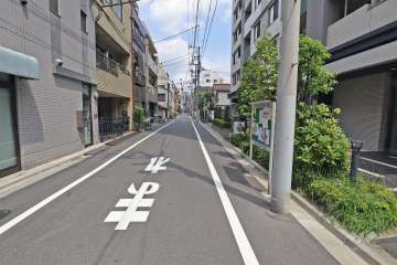 敷地西側の前面道路（南側から）