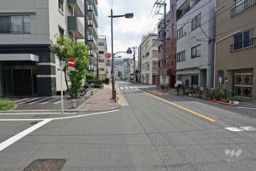 敷地南側の前面道路（西側から）