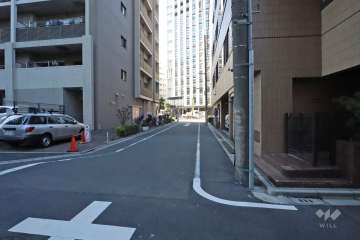 敷地北側の前面道路（東側から)