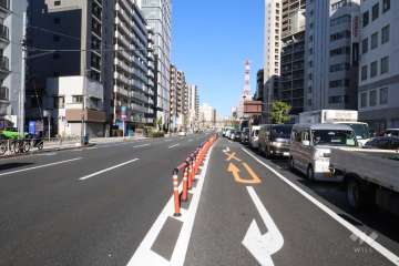 敷地北西側の前面道路（南西側から）
