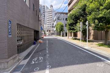 敷地南側の前面道路（東側から）