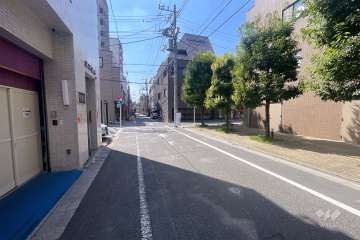 敷地東側の前面道路（北側から）