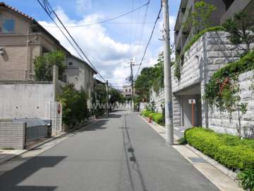 敷地南側の前面道路。周辺は第1種低層住居専用地域内の閑静な住宅地です。