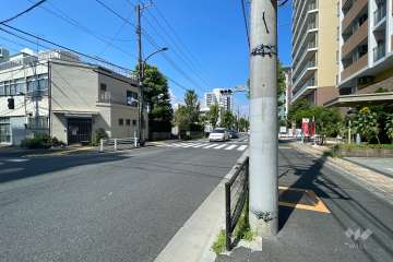 敷地西側の前面道路