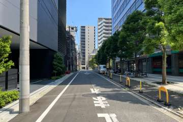 敷地の南側前面道路（東側から）
