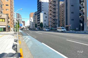 敷地北側の前面道路（西側から）