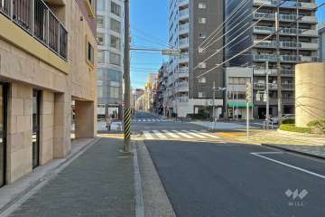 敷地北側の前面道路（東側から）