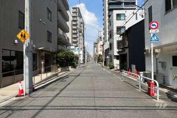 敷地東側の前面道路（南側から）