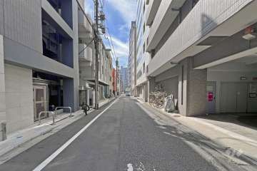 敷地の南東側前面道路（北東側から）