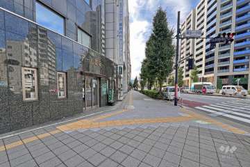 敷地の北西側前面道路は国道6号線です（北東側から）。