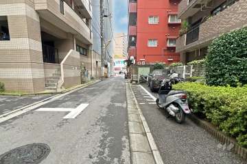 敷地の南東側前面道路（北東側から）