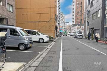 敷地の北西側前面道路（北東側から）
