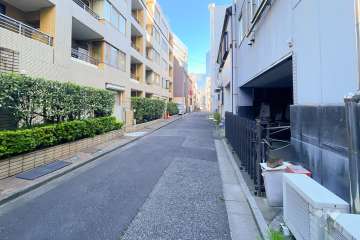 敷地の東側前面道路（南側から）