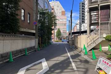 敷地北西側の前面道路（南西側から）