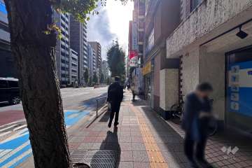 敷地南東側の前面道路（北東側から）