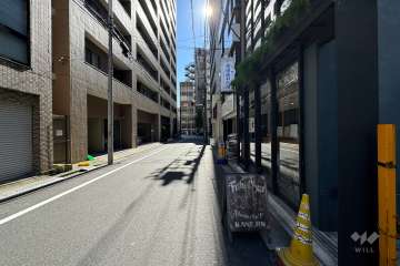 敷地西側の前面道路