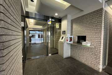 エントランスはオートロック付きです。