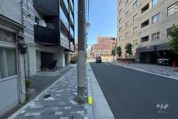 敷地の北側前面道路（西側から）