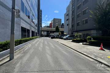 敷地の北側前面道路（西側から）