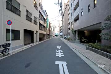 敷地西側の前面道路