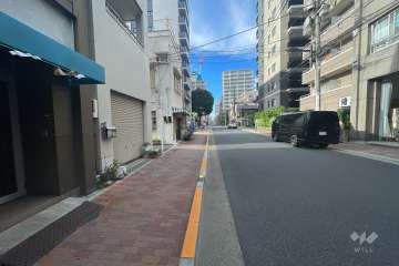 敷地の西側前面道路（南側から）