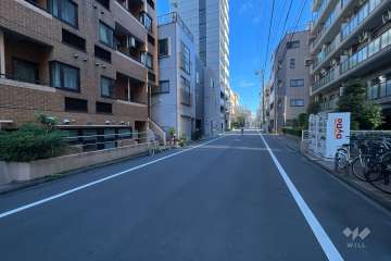 敷地の東側前面道路（南側から）