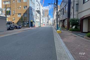 敷地西側の前面道路