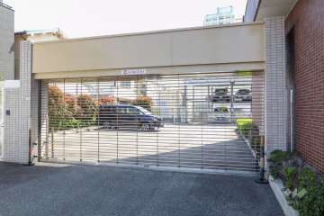 駐車場の出入口（リングシャッター付き）