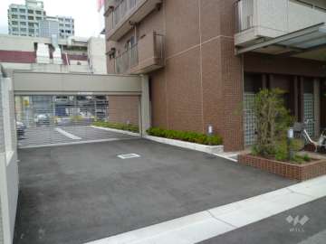 駐車場入口（リングシャッター付き）
