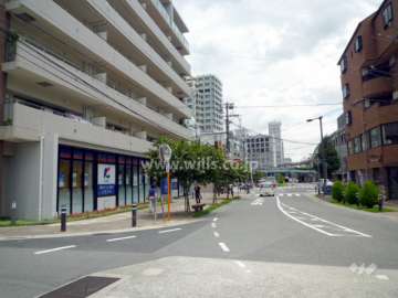 敷地南側の前面道路。1階に店舗が入っています。