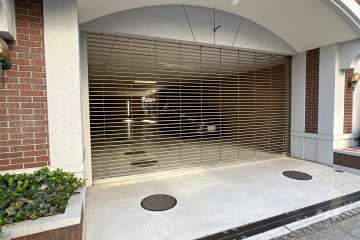 駐車場の出入り口（リングシャッター付き）