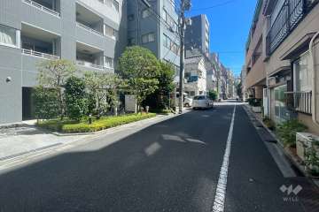 敷地西側の前面道路