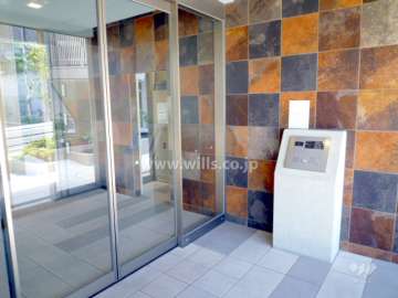 エントランスはオートロック付きです。