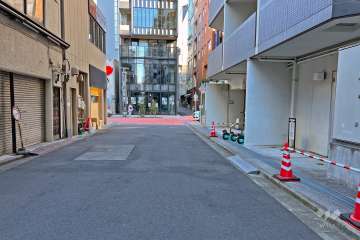 敷地の北側前面道路（北西側から）