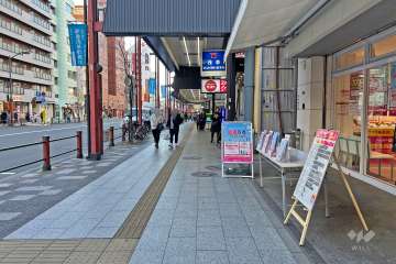 敷地の南側前面道路は雷門通りです（南東側から）。