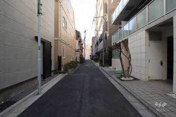 敷地南側の前面道路(東側から)