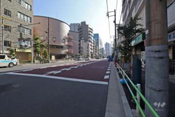 敷地東側の前面道路（北側から）