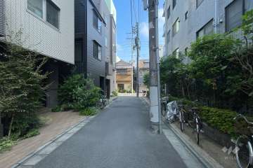 敷地西側の前面道路