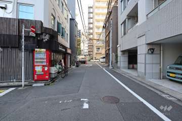 敷地北西側の前面道路（南西側から）