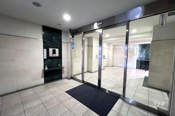 エントランスはオートロック付きです。