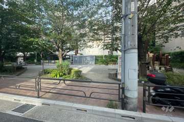 敷地に隣接した台東区立菊屋橋公園