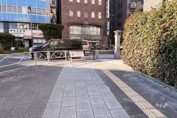 敷地南側の前面道路（東側から）