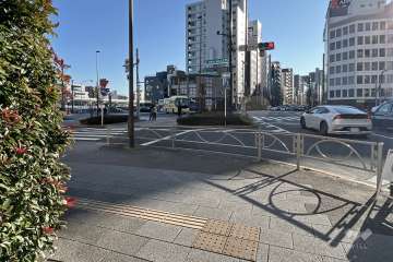 敷地西側の前面道路（北側から）