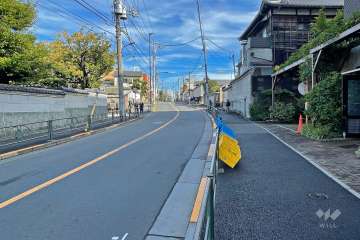 敷地の北側前面道路は都道452号線・三崎坂です（西側から）。