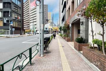 敷地の北西側前面道路（南西側から）